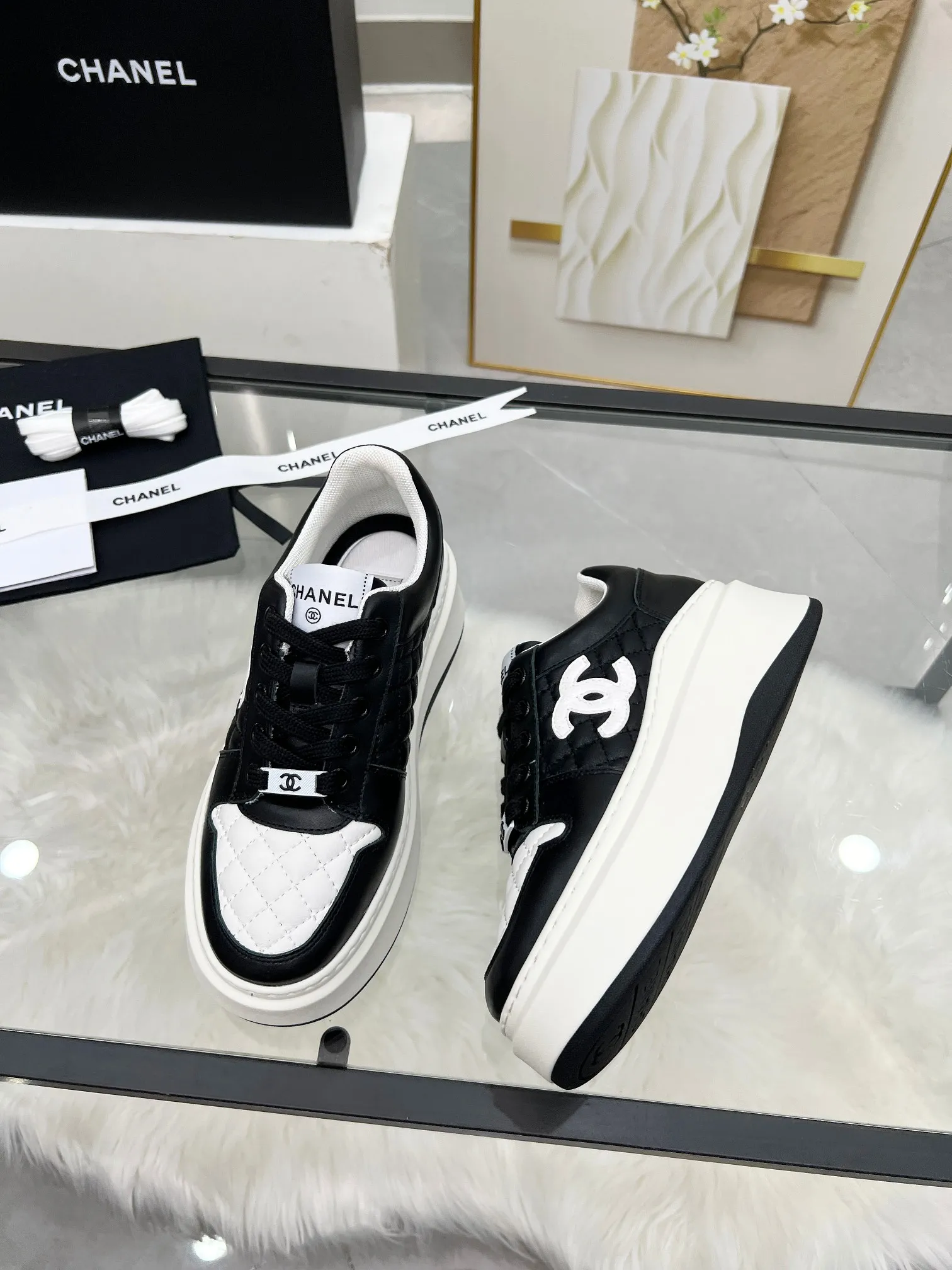 👟👟Ex-factory price 480👟👟 CHANEL 25C spring and summer new sports shoes official website is available at the same time ❤️ Counter out-of-stock kings. Major bloggers are recommending new styles on social days. This season’s new styles are simply eye-catching and look great on the feet. The casual casual sports style is refreshing and natural, interpreting Chanel’s fashionable femininity. The overall customization makes all sports models on the market at that time obsolete. This series is now available for sale! The upper is made of custom imported pebbled calf leather ➕ custom frosted calf leather. The lining is made of original one-to-one professionally customized mesh. Hardware accessories. Original full set of molds (not common in the market). Original custom molded TPU combination outsole. Height 4 cm. Women's size 35-39.